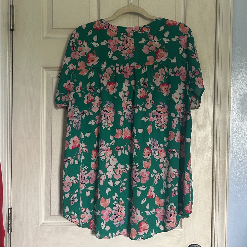 Torrid colorful floral print short sleeve blouse size 2X - Picture 2 of 4